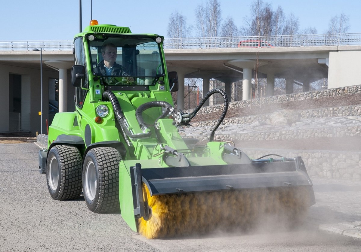 Lej En Kost Med Opsamler Til En Avant Minil sser Hos Finn Inn I Varde lej-en-kost-med-opsamler-til-en-avant-minil-sser-hos-finn-inn-i-varde